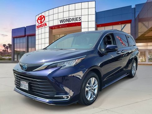 Used 2023 Toyota Sienna XLE w/ XLE Plus Package image 2