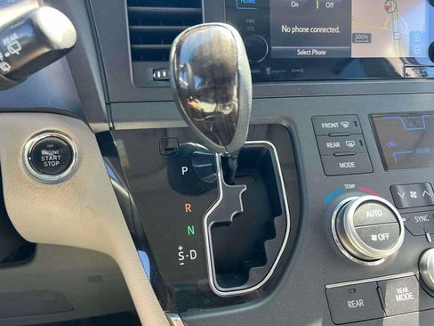Used 2017 Toyota Sienna XLE w/ XLE Navigation Package FWD image 13