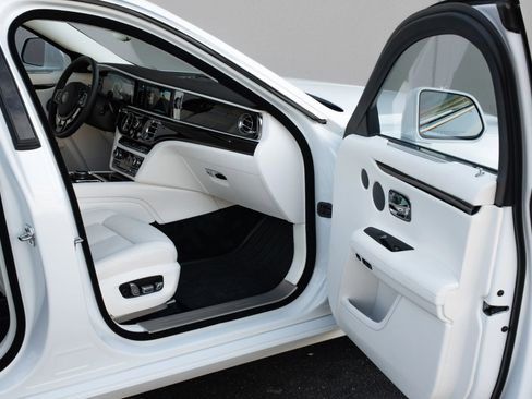 Used 2024 Rolls-Royce Ghost image 16