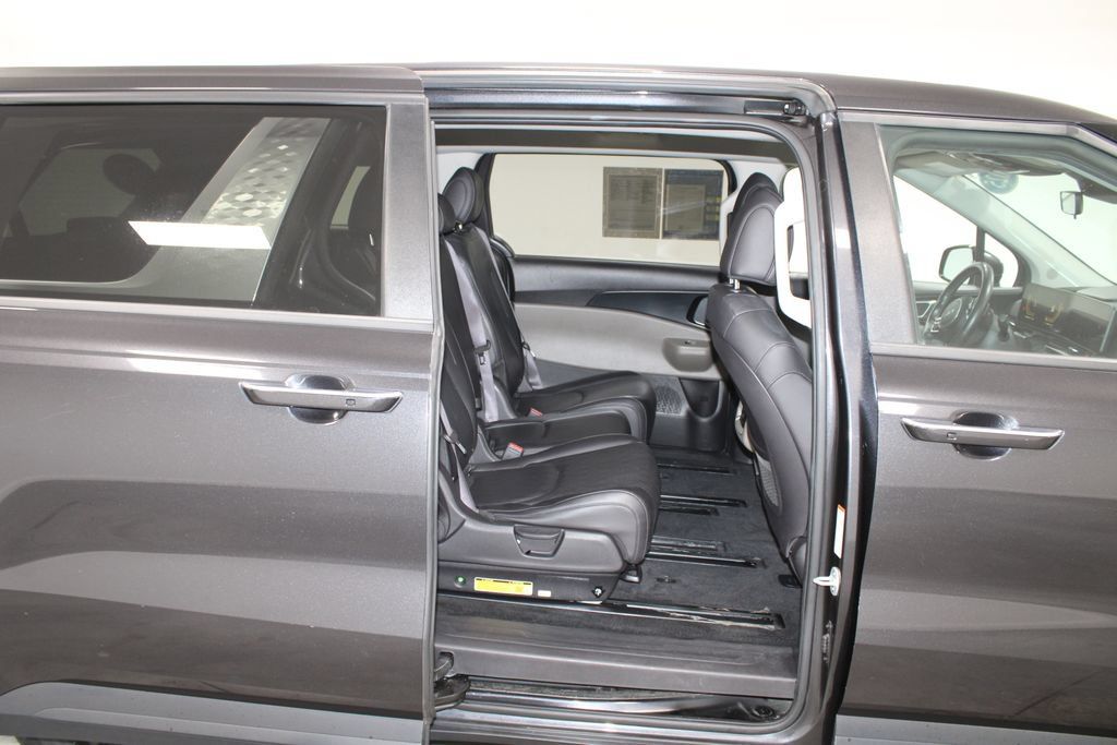 Used 2025 Kia Carnival FWD image 27
