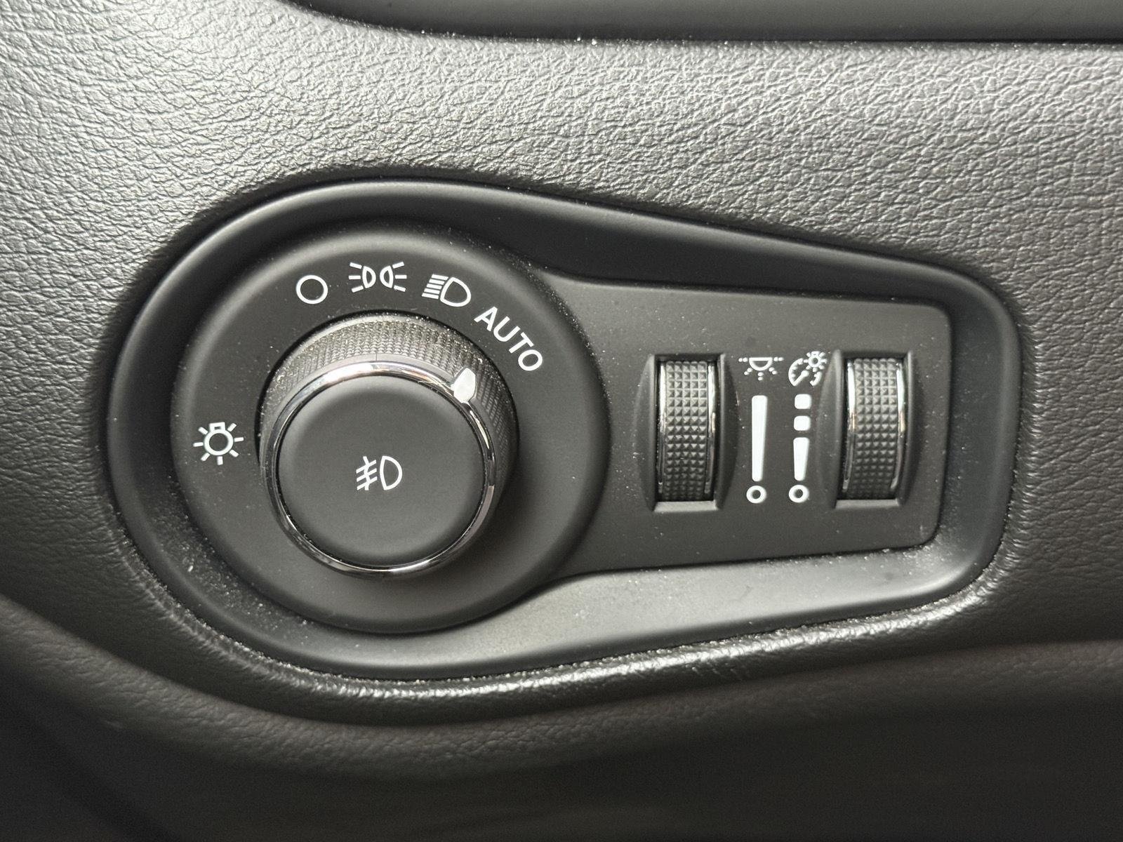 Used 2022 Jeep Renegade Limited AWD/4WD image 21