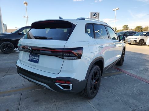 New 2026 Volkswagen Taos SE image 7