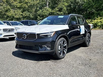 New 2025 Volvo XC40 B5 Plus w/ Climate Package