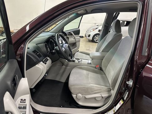 Used 2012 Toyota Highlander SE w/ Tow Pkg image 13
