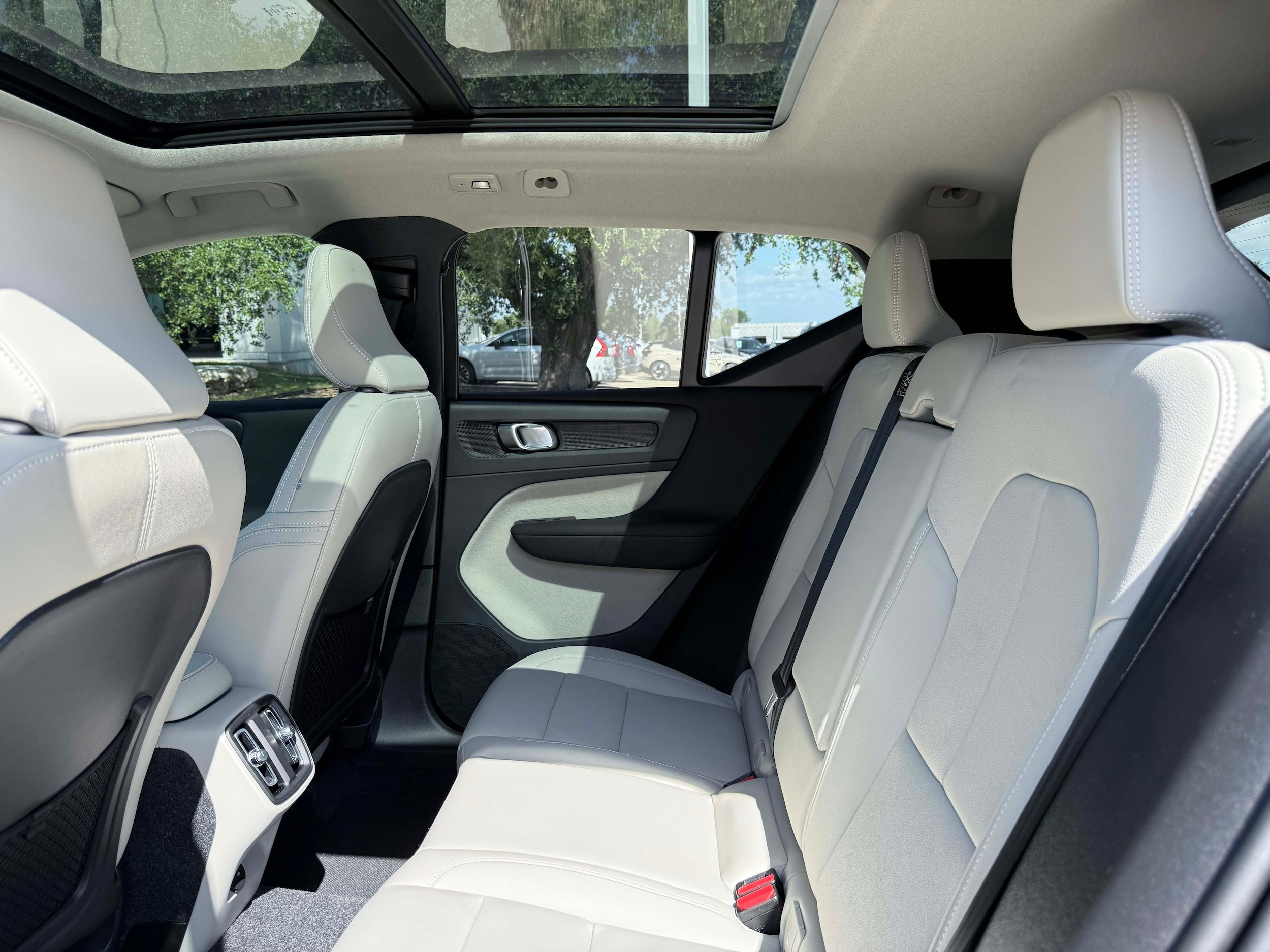 New 2026 Volvo XC40 B4 Plus w/ Protection Package Premier FWD image 15