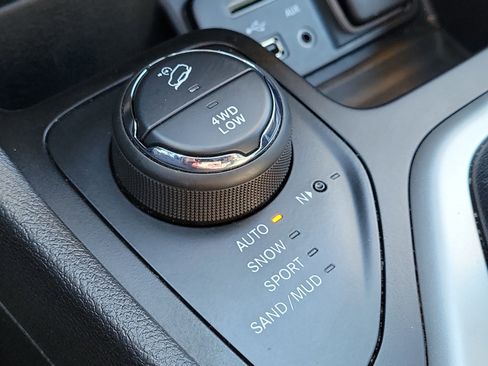 Used 2018 Jeep Cherokee Limited image 32