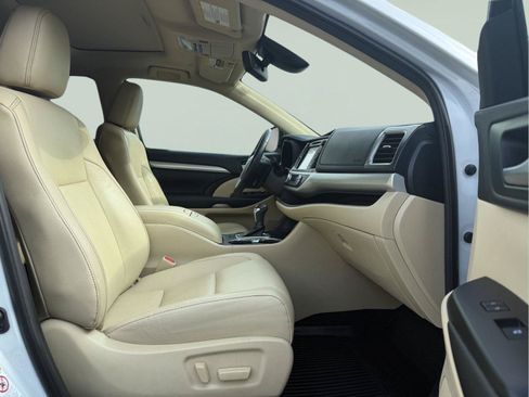Used 2019 Toyota Highlander XLE AWD/4WD image 23