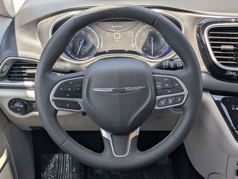 Used 2024 Chrysler Pacifica Touring-L FWD image 19