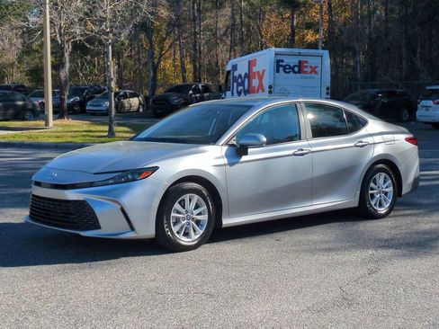Certified 2025 Toyota Camry LE image 1