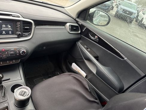 Used 2017 Kia Sorento LX w/ LX Convenience Package image 28