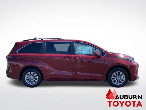 New 2026 Toyota Sienna LE FWD image 2