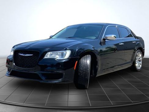 Used 2018 Chrysler 300 Limited RWD image 4