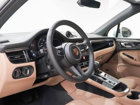 Certified 2026 Porsche Macan AWD/4WD image 4