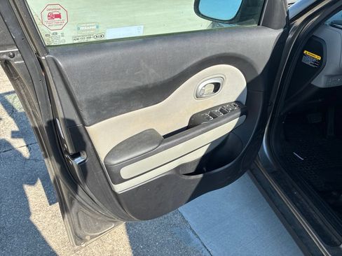 Used 2019 Kia Soul FWD image 18
