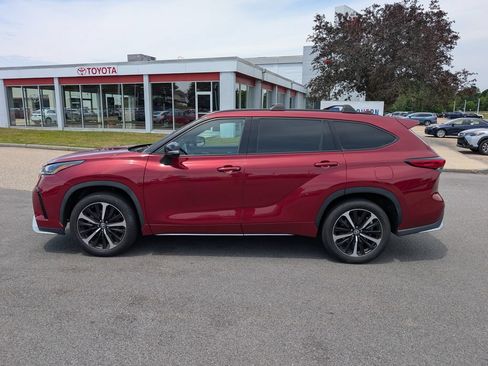 Used 2021 Toyota Highlander XSE AWD/4WD image 2
