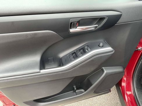 Used 2023 Toyota Highlander XLE FWD image 14