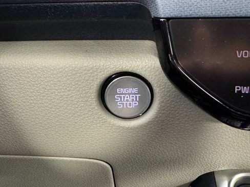 Used 2025 Kia Carnival EX image 23