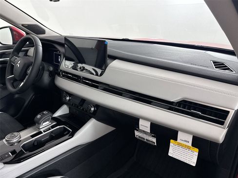 New 2025 Mitsubishi Outlander SE image 29