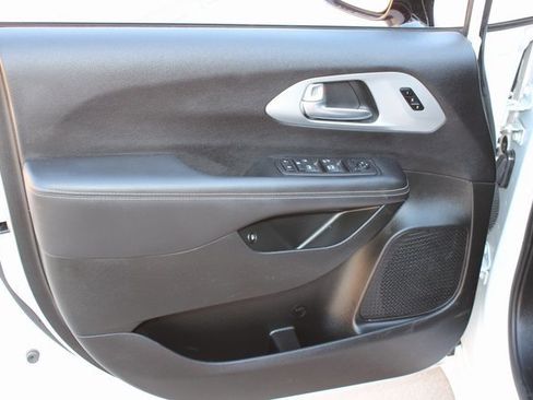 Used 2024 Chrysler Pacifica Limited image 20