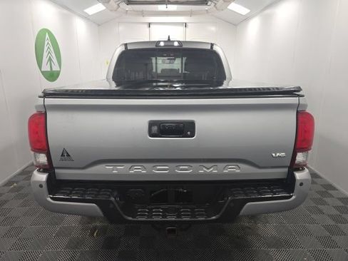 Used 2018 Toyota Tacoma TRD Off-Road w/ Technology Package AWD/4WD image 18