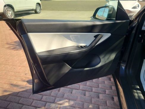 Used 2020 Tesla Model Y Long Range image 18