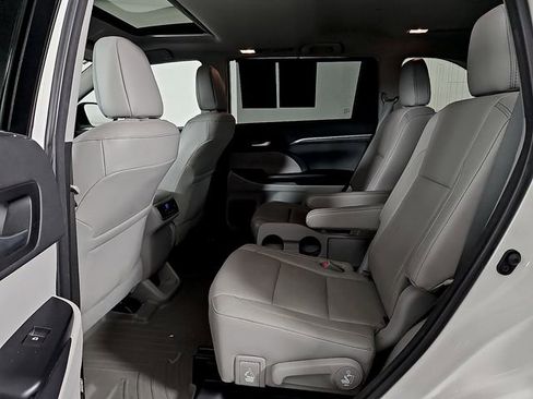 Used 2018 Toyota Highlander Limited FWD image 11