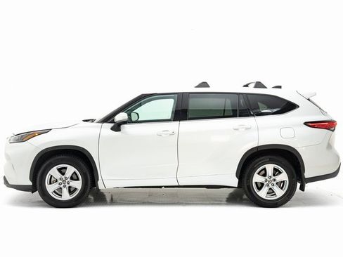 Used 2022 Toyota Highlander L image 2
