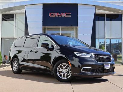 Used 2025 Chrysler Pacifica Select