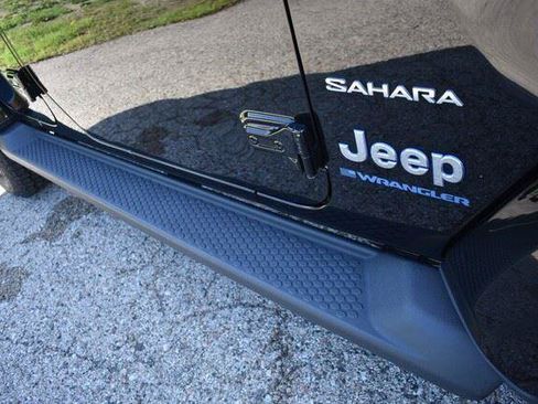 Used 2023 Jeep Wrangler Unlimited Sahara AWD/4WD image 14