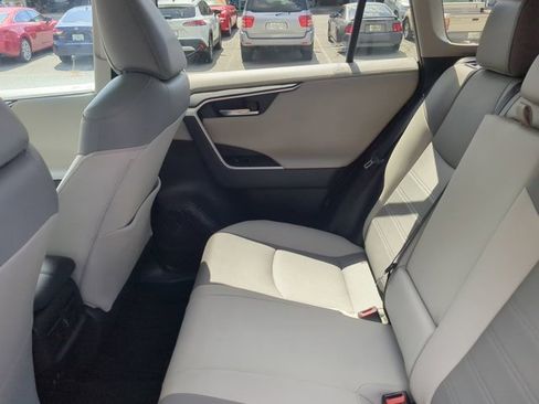 Used 2019 Toyota RAV4 Limited image 12