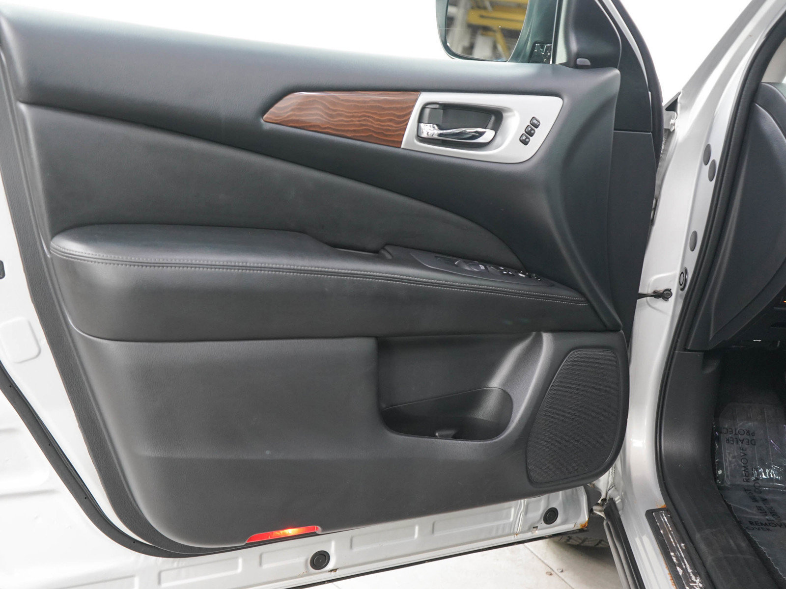 Used 2018 Nissan Pathfinder Platinum w/ Cargo Package AWD/4WD image 19
