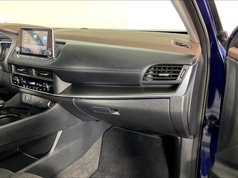 Used 2023 Nissan Rogue SV image 22