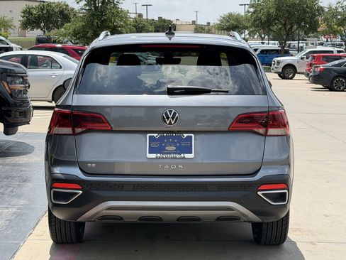 Used 2024 Volkswagen Taos SE w/ Panoramic Sunroof Package FWD image 5