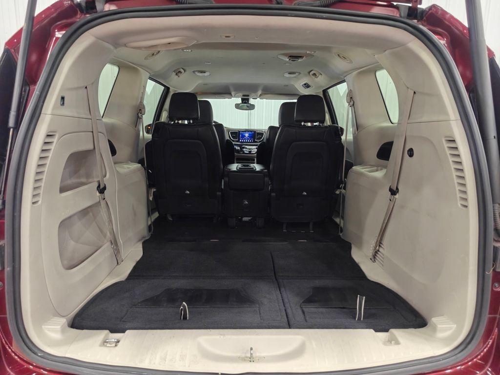Used 2017 Chrysler Pacifica Touring-L FWD image 32