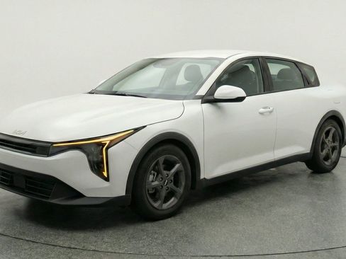 Used 2025 Kia K4 FWD image 3