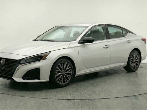 Used 2025 Nissan Altima 2.5 SV FWD image 3