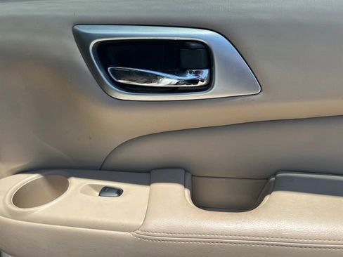 Used 2015 Nissan Pathfinder Platinum w/ Family Entertainment Package FWD image 34