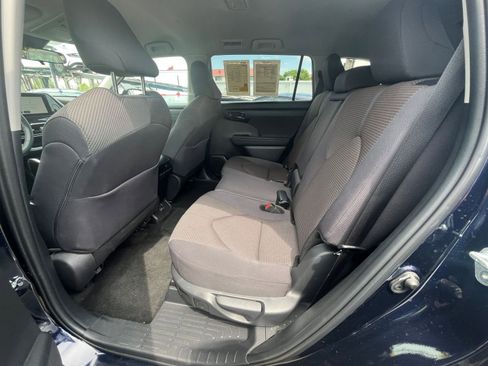 Used 2025 Toyota Highlander LE FWD image 27