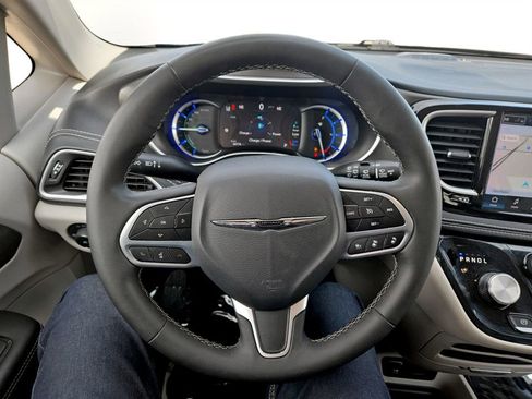 Used 2024 Chrysler Pacifica Select image 14