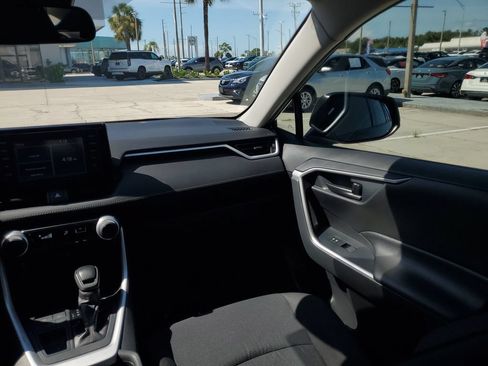 Used 2019 Toyota RAV4 LE FWD image 21
