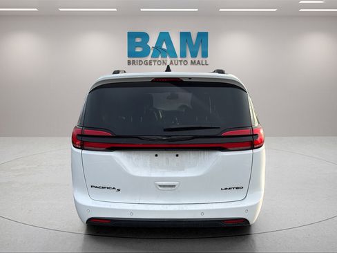Used 2025 Chrysler Pacifica Limited image 6