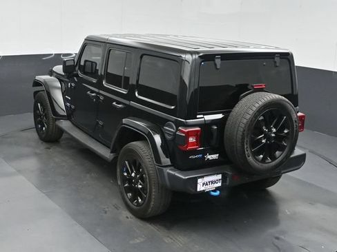 Used 2022 Jeep Wrangler Unlimited Sahara w/ Cold Weather Group AWD/4WD image 33