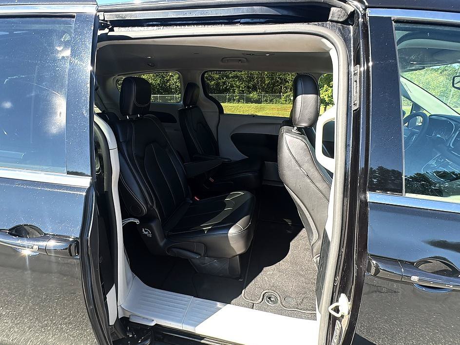 Used 2024 Chrysler Pacifica Touring-L FWD image 11