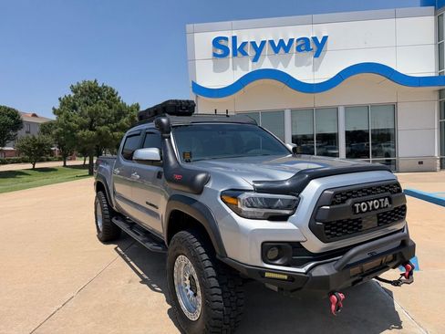Used 2022 Toyota Tacoma TRD Off-Road w/ Technology Package AWD/4WD image 2
