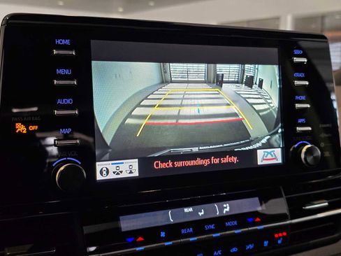 Used 2023 Toyota Sienna Platinum image 31