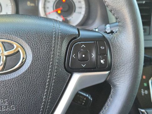 Used 2017 Toyota Sienna SE Premium FWD image 25