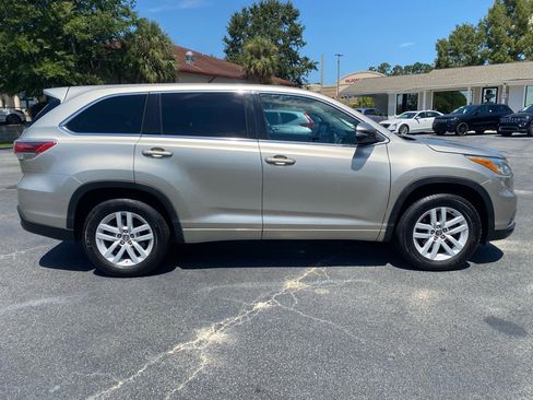 Used 2016 Toyota Highlander LE image 6