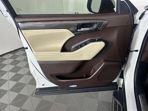 Used 2021 Toyota Highlander Platinum image 10