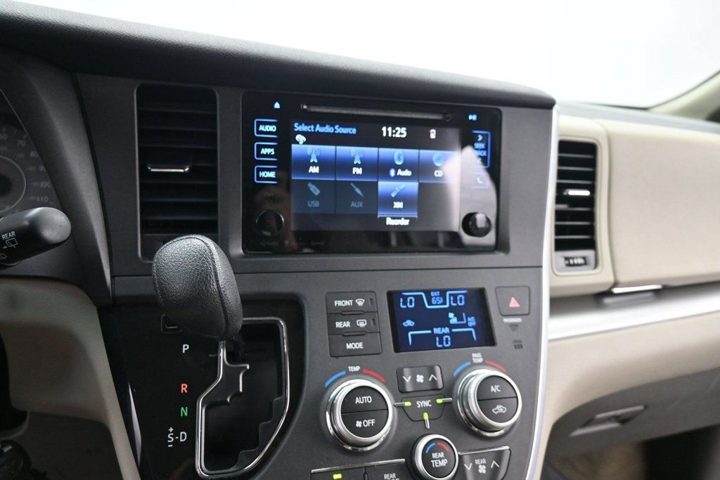 Used 2017 Toyota Sienna LE FWD image 21