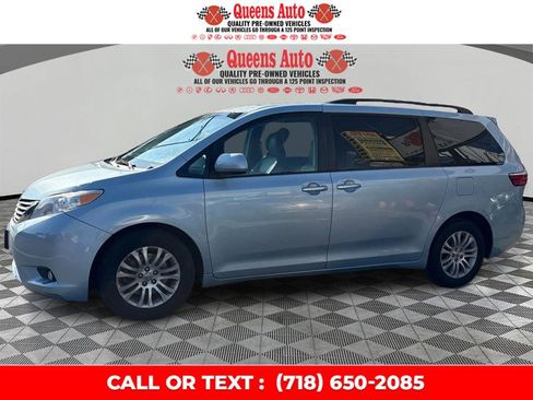 Used 2017 Toyota Sienna XLE image 3